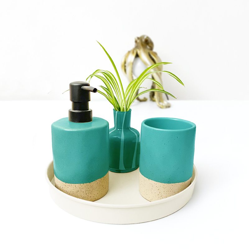 Seifenspender, Becher und Pflanze